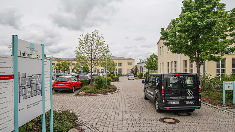 Der Gewerbepark Wilthener Straße in Bautzen ist Heimstatt für etwa 40 Unternehmen und Dienstleister. Auf der Informationstafel an der Einfahrt gibt es immer mal wieder Veränderungen, wenn Mieter kommen oder gehen.