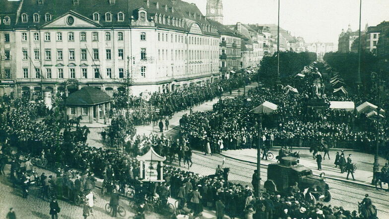 Mit Panzer, Kavallerie und Musik marschiert am 20. Oktober 1923 die Reichswehr in Dresden ein. Neun Tage später jagt sie Sachsens SPD-Ministerpräsident Erich Zeigner aus dem Amt.