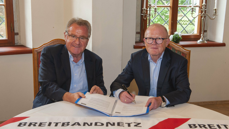 Breitband-Internet kommt nach Schönfeld. Der Geschäftsführer der Enso Netz Wolfgang Jäger (r.) und Bürgermeister Hans-Joachim Weigel beim Vertragsabschluss im Traumschloss.
