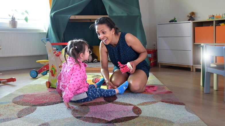 Viel mehr als nur Sicherheit geben: Pädagogin Patricia Träber spielt im Kinderhaus Wolkenstein mit der dreijährigen Jasmin.