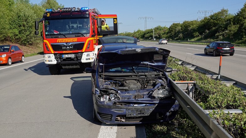 Bei einem Unfall auf der A17 in Richtung Prag wurden mehrere Menschen verletzt.
