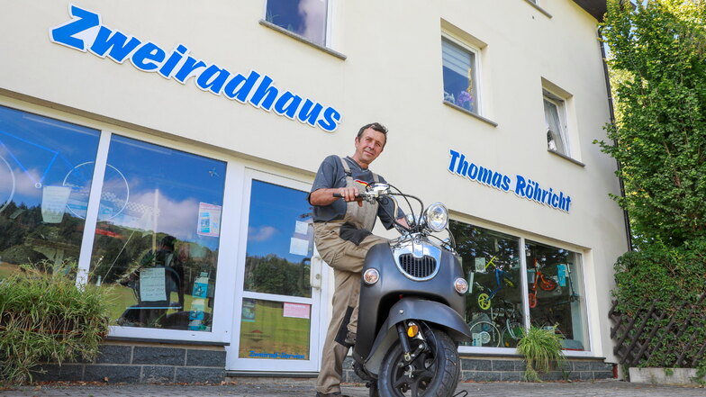 Seit 40 Jahren betreibt Thomas Röhricht seine Werkstatt und Geschäft in Ebersbach.
Er hat sich auf Zweiräder spezialisiert.