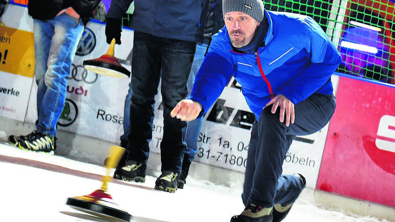 VR-Bank-Vorstand Torsten Bruß machte beim Eisstockschießen eine gute Figur. Das Team gewann erneut. Foto: André Braun