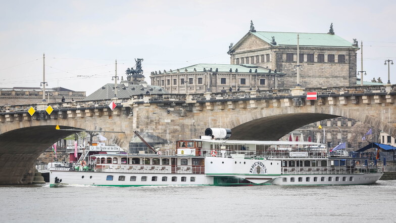 Am Donnerstag passte der Wasserstand für die Rückkehr des Dampfers Dresden - zehn Tage später als ursprünglich geplant.