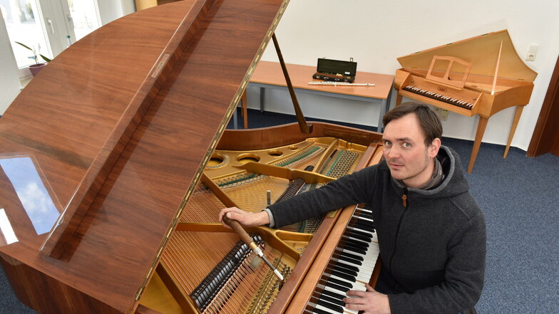 Klavierbauer Michael Süß stimmt den Flügel der Kunst- und Musikschule Dippoldiswalde, nachdem diese in ihre neuen Räume im Schulgäßchen eingezogen ist.