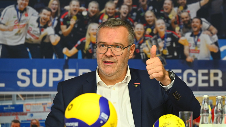 Volleyballchef Jörg Dittrich sieht den DSC als Nummer eins im Frauen-Sport in Sachsen - und das soll auch so bleiben. Die in finanzielle Schwierigkeiten geratene Volleyball-GmbH ist erst einmal gerettet.