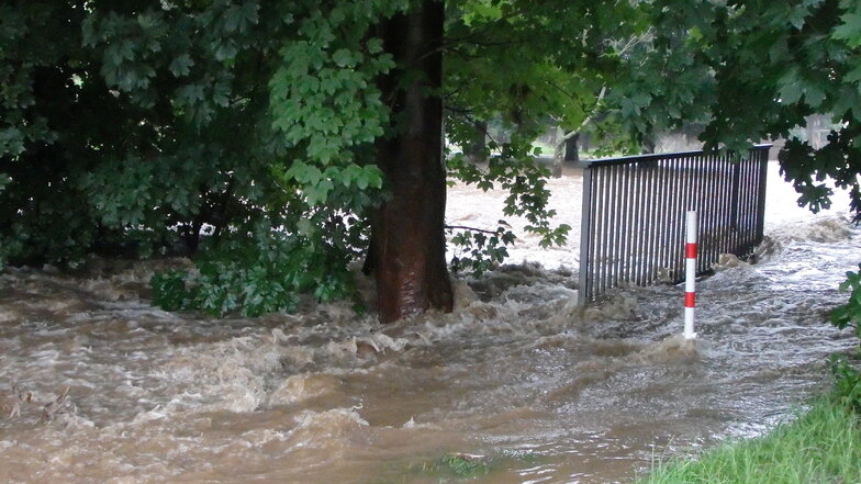 In Neukirch ist es am späten Sonnabendnachmittag zu Überschwemmungen an der Wesenitz gekommen.