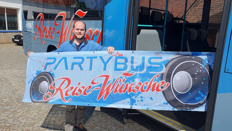 René Boinski vom Unternehmen Reise-Wünsche in Schwepnitz vor seinem Partybus. An diesem Wochenende geht es wieder auf Tour zum Open Air nach Straßgräbchen.