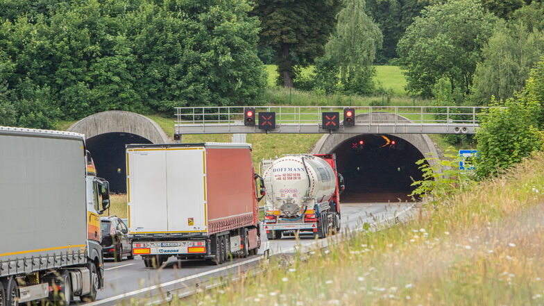 Durch den Königshainer Tunnel geht es nur schubweise, wenn die Signallichtanlage auf Grün schaltet.