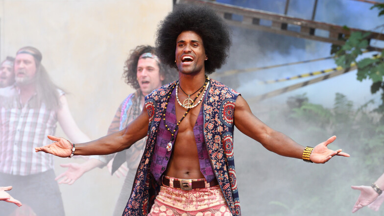 Flower Power und lange Haare im Wehlgrund: Der aus Brasilien stammende Tänzer Anderson Pinheiro Da Silva singt in „Hair“ das Lied vom schwarzen Mann.