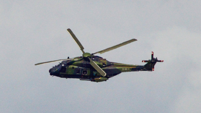 Ein Nato-Helikopter 90 der Bundeswehr bei einem Flug über Sachsen. Für die Ausbildung der Piloten seien Tiefflüge unerlässlich.