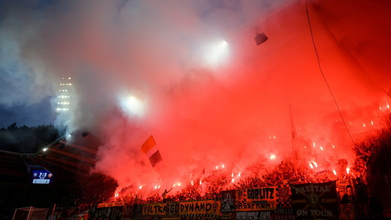 Bengalische Feuer im Block der Dresdner Fans sorgen für Nebel, der die Sicht auf dem Spielfeld erschwert.