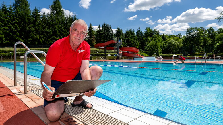 Siegbert Kellert ist technischer Leiter im Freibad Taubenheim, er überwacht beispielsweise die Wasserqualität. Sandi Wermes (hinten) führt als Rettungsschwimmerin an vielen Tagen die Aufsicht über das Bad.