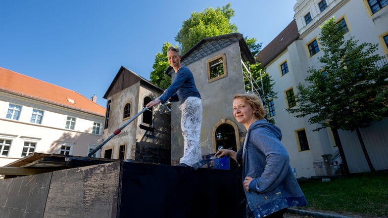Theatermaler Tom Böhm und seine Kollegin Linda Funke unterstützen das Team vom Deutsch-Sorbischen Volkstheater bei den Vorbereitungen für den Bautzener Theatersommer.