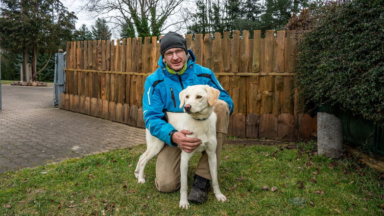 Der Döbelner Ingo Geidelt gehört zu den ehrenamtlichen Helfern des Ostrauer Tierheimes, die mit Hunden spazieren gehen. Mischlingshund Rudi freut sich  sehr, wenn er von Ingo Geidelt abgeholt wird.