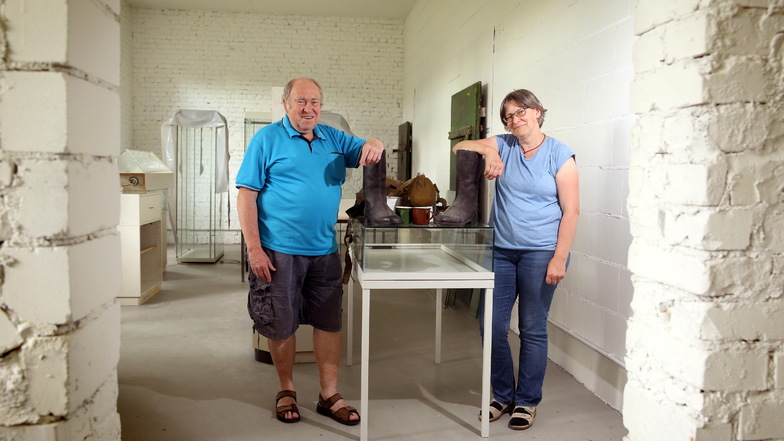 Die Räume sind fast fertig, die Ausstellung muss noch gestaltet werden. Rainer Böhme (l.) und Ute Steckel vom Geschichtsverein Truppenübungsplatz Königsbrück freuen sich, dass sie Räume für ein Museum gefunden haben.