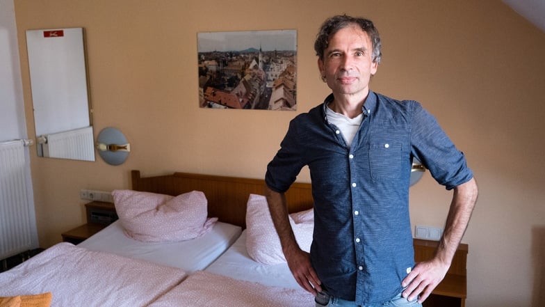 Tino Liebchen, Inhaber des Hotels Goldener Engel, steht in einem der acht Zimmer des Hotels.