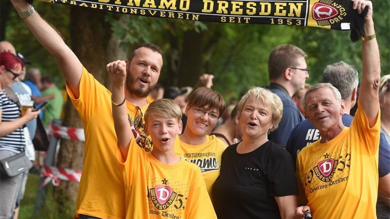 Eine fußballbegeisterte Familie  aus Bautzen: Mirko, Frederik, Peggy, Martina und Frank Bauch (v.l.).