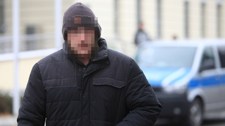 Der Angeklagte Arno K. verlässt nach dem Urteilsspruch das Justizgebäude in Pirna.