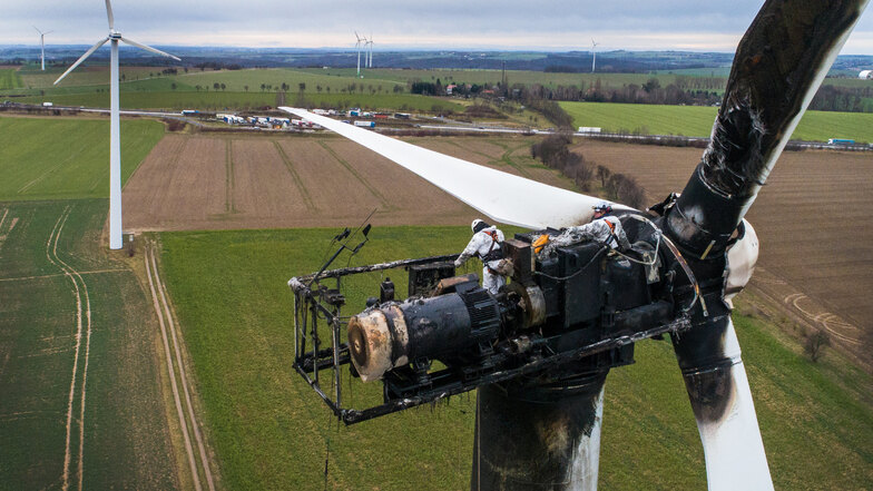 Techniker untersuchen die ausgebrannte Anlage in Strocken in 70 Metern Höhe. Unklar ist, ob das Windrad repariert werden kann.