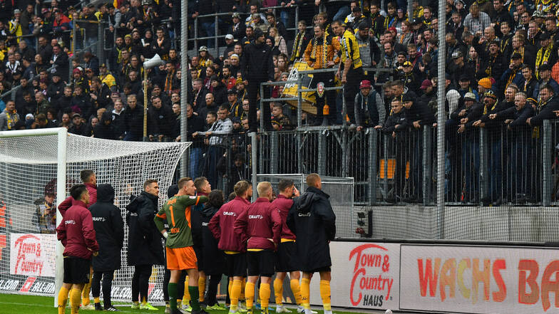 Den geballten Frust bekam die Mannschaft nach der Niederlage gegen Hannover zu hören.