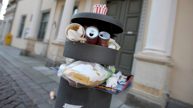 Übervoller Mülleimer in Pirna: Diese und andere Missstände lassen sich seit einem Jahr einfach und direkt an die Stadt melden.