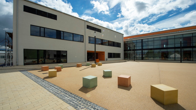 Im neuen Wilsdruffer Gymnasium laufen die Arbeiten weiter. Die Firmen schließen ausstehende Restleistungen ab.