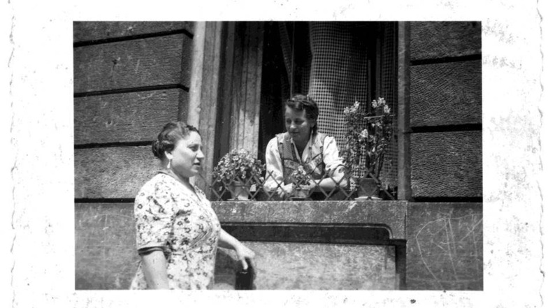 Das Foto, auf dem seine Mutter Marta aus dem Fenster schaut und mit einer Nachbarsfrau schwatzt, ist die einzige Erinnerung an sein damaliges Wohnhaus. Das Gebäude hat den Angriff nicht überstanden.