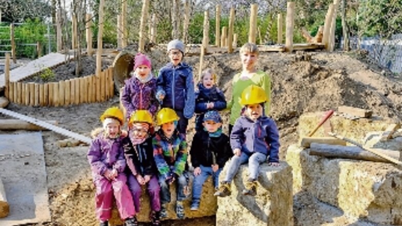 Holzgestalterin Anna Weinberg mit Kindern aus der Kita.