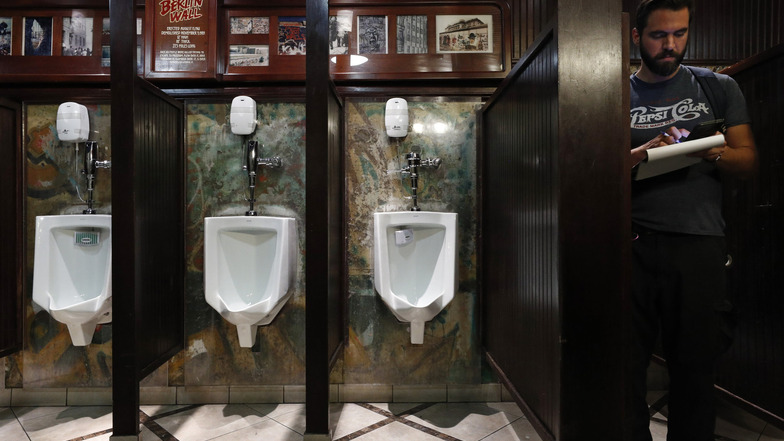 USA, Las Vegas: In einem Pissoir des Main Street Station Casino sind die Urinale an einem Stück der Berliner Mauer montiert.
