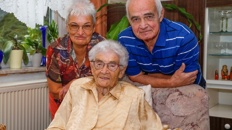 Mit ihren Kindern Elke und Uwe feiert Elfriede Tittel heute ihren 100. Geburtstag.