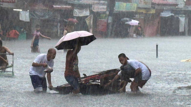 Manila: Straßen werden von Monsunregen überschwemmt, der durch den Taifun "Gaemi" noch verstärkt wurde.