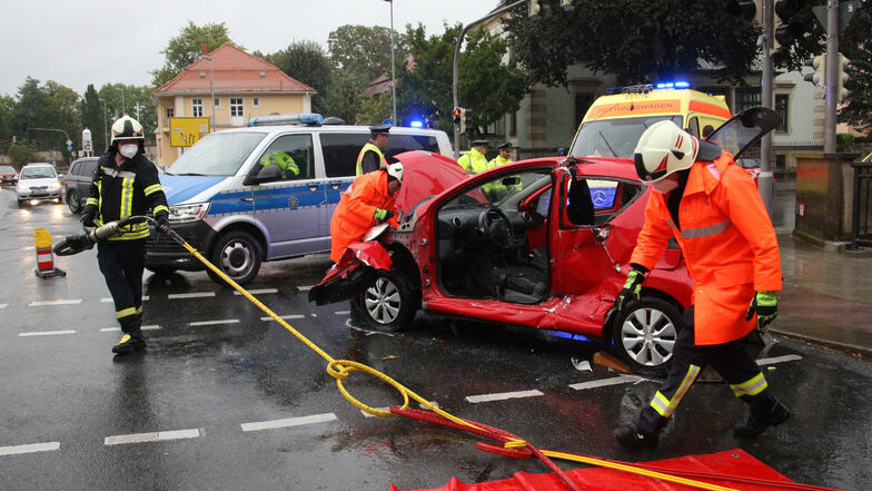 Die Feuerwehr musste das Unfallauto aufschneiden, um die verunglückte Fahrerin retten zu können.