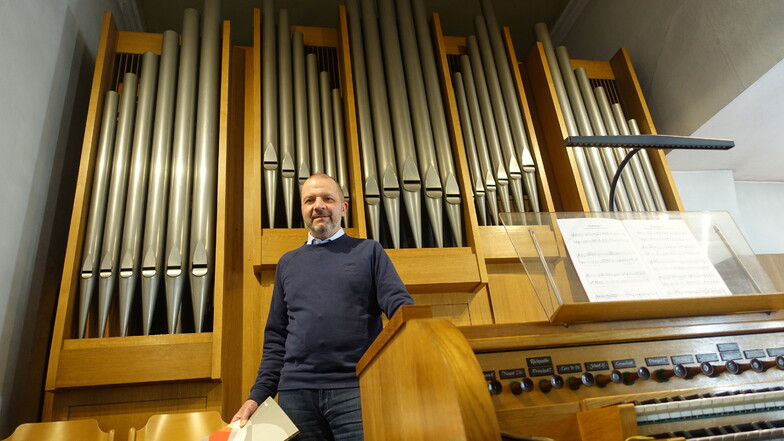 Johannes Bayer ist Organist in der Kirche St. Johannes. Am Sonnabend will er die Jehmlich-Orgel in all ihren Facetten vorstellen.