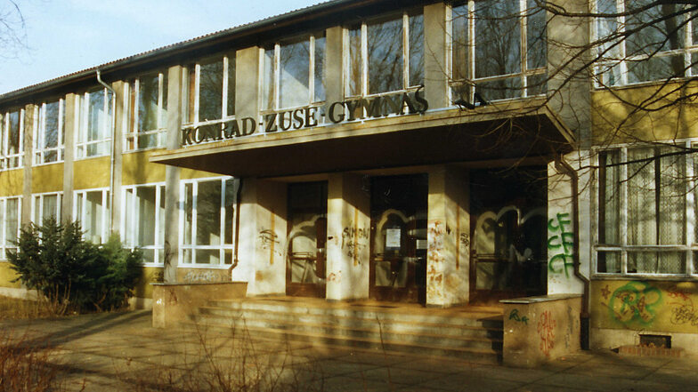 Einst Polytechnische Oberschule „Ernst Schneller“, wurde das Haus in Hoyerswerdas WK I nach der Wende Gymnasium. 1993 erhielt es den Namen von Computervater Konrad Zuse. Das Foto entstand einige Zeit nach der Schließung 2002.