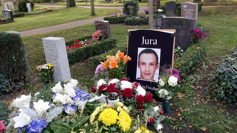 Juras Grab auf dem Friedhof in Pirna: Sein Tod bleibt wohl für immer ungesühnt.