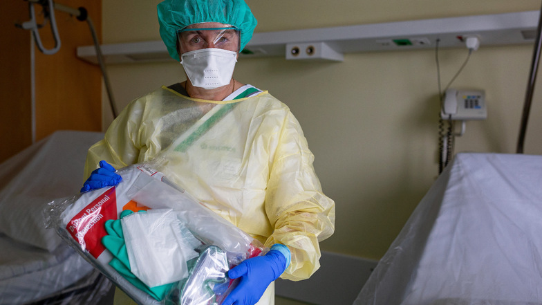 Vorbereitung auf den Ernstfall: Kati Heine von der Asklepios Sächsische Schweiz Klinik Sebnitz trägt die Corona-Schutzkleidung.