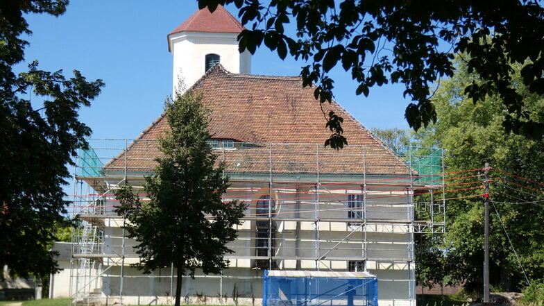 Mit dem Gerüst kann die Sanierung des Langhauses der Kirche in Baruth beginnen.