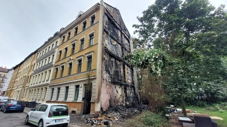 Mülltonne geht in Leipzig in Flammen auf - drei Autos und Hausfassade beschädigt