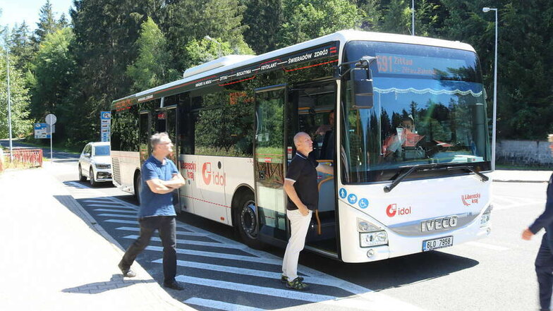Tschechische Busse bedienen die neue Dreiländereck-Linie zwischen Zittau, Bogatynia, Frýdlant und Świeradów-Zdrój