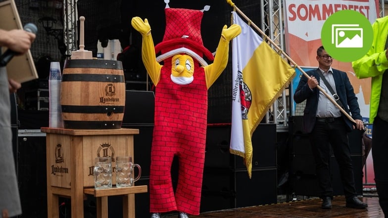 So sieht das neue Maskottchen von Rothenburg aus: das "Rothenburger Stadttürmchen". Es wurde bei der Eröffnung des Sommerfestes vorgestellt.