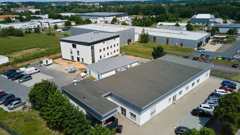Auf dem Gelände der CUP Laboratorien Dr. Freitag in Radeberg ist ein mehrstöckiges Gebäude entstanden (Bildmitte).