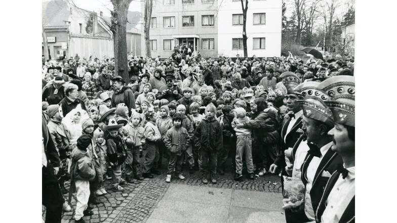 Heute nicht mehr vorstellbar: Die Menschenmassen vor dem Rathaus der Stadt Niesky anlässlich der Schlüsselübergabe. Aufgenommen 1997.