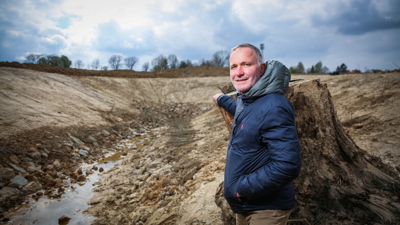 Rund fünf Meter tief mussten die Bauarbeiter graben, ehe sie ein Rohr vom Quohrener Feldgraben gefunden haben. Nils Baehring-Schimmer vom Umweltamt zeigt das entstandene "Loch".