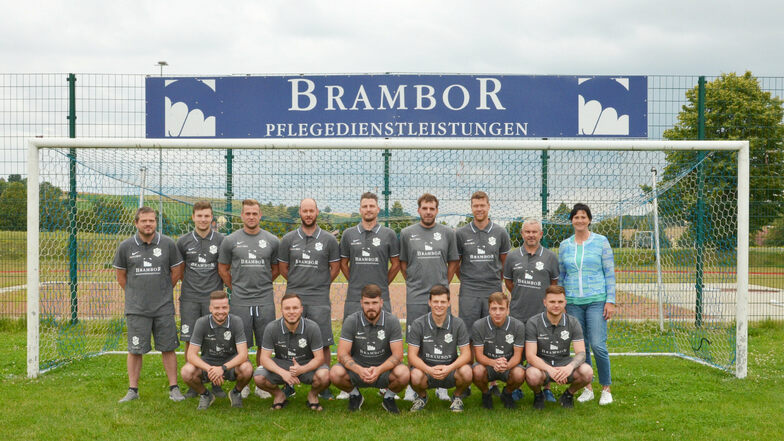 Mit einer Spende ermöglichte die Brambor Pflegedienstleistungen GmbH, dass für die erste Männermannschaft des Roßweiner SV neue Vereinskleidung angeschafft werden konnte.