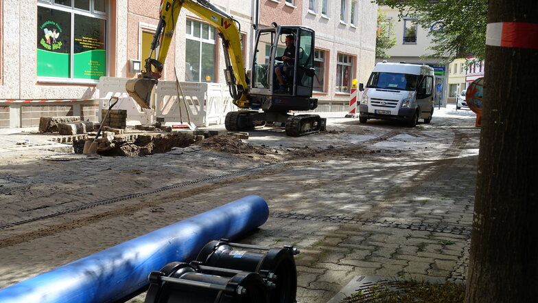 Eine Tiefbaufirma und Mitarbeiter der Veolia haben am Donnerstag den Schaden an der Wasserleitung in der Fronstraße repariert. In der Nacht war sie zum wiederholten Mal geborsten.