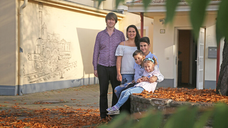 Eingezogen ins Hotel: Marcus Steinäcker mit Partnerin Renata Olahova und den Kindern Vivien, Petr und Dominik eröffnen im November das ehemalige Saxonia als "Eulenspiegel" neu.