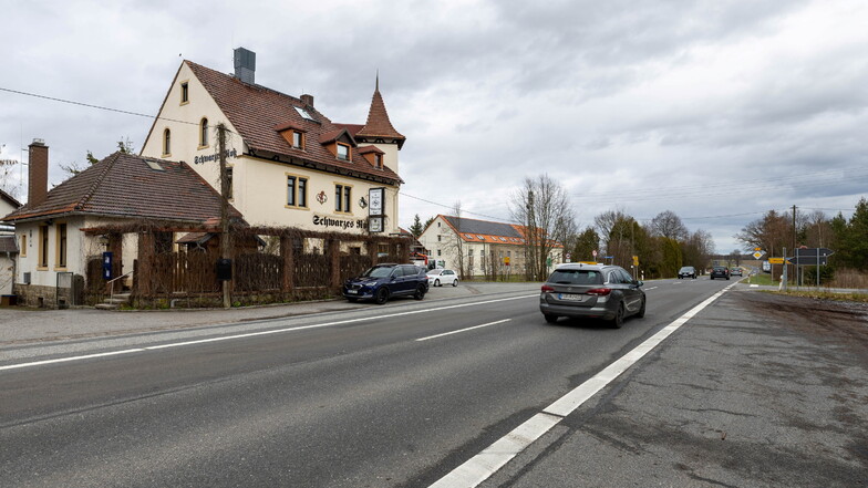 Ab dem 20. März  wird an der B6 zwischen dem Gasthof Schwarzes Roß und dem Abzweig nach Wilschdorf gebaut.