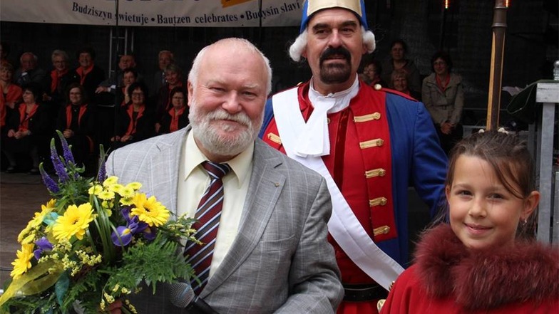 Oberbürgermeister Christian Schramm  darf sich über Blumen freuen.
