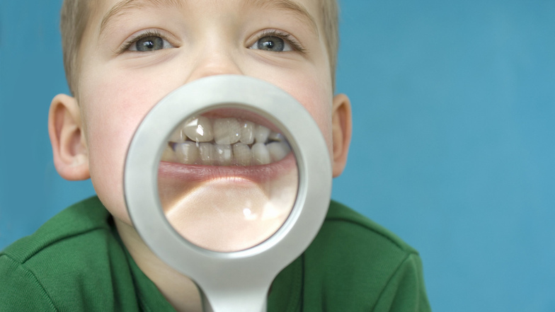 Hier geht es ja drunter und drüber! Aber der Junge ist kein Einzelfall: 95 Prozent der Menschen haben schiefe Zähne.